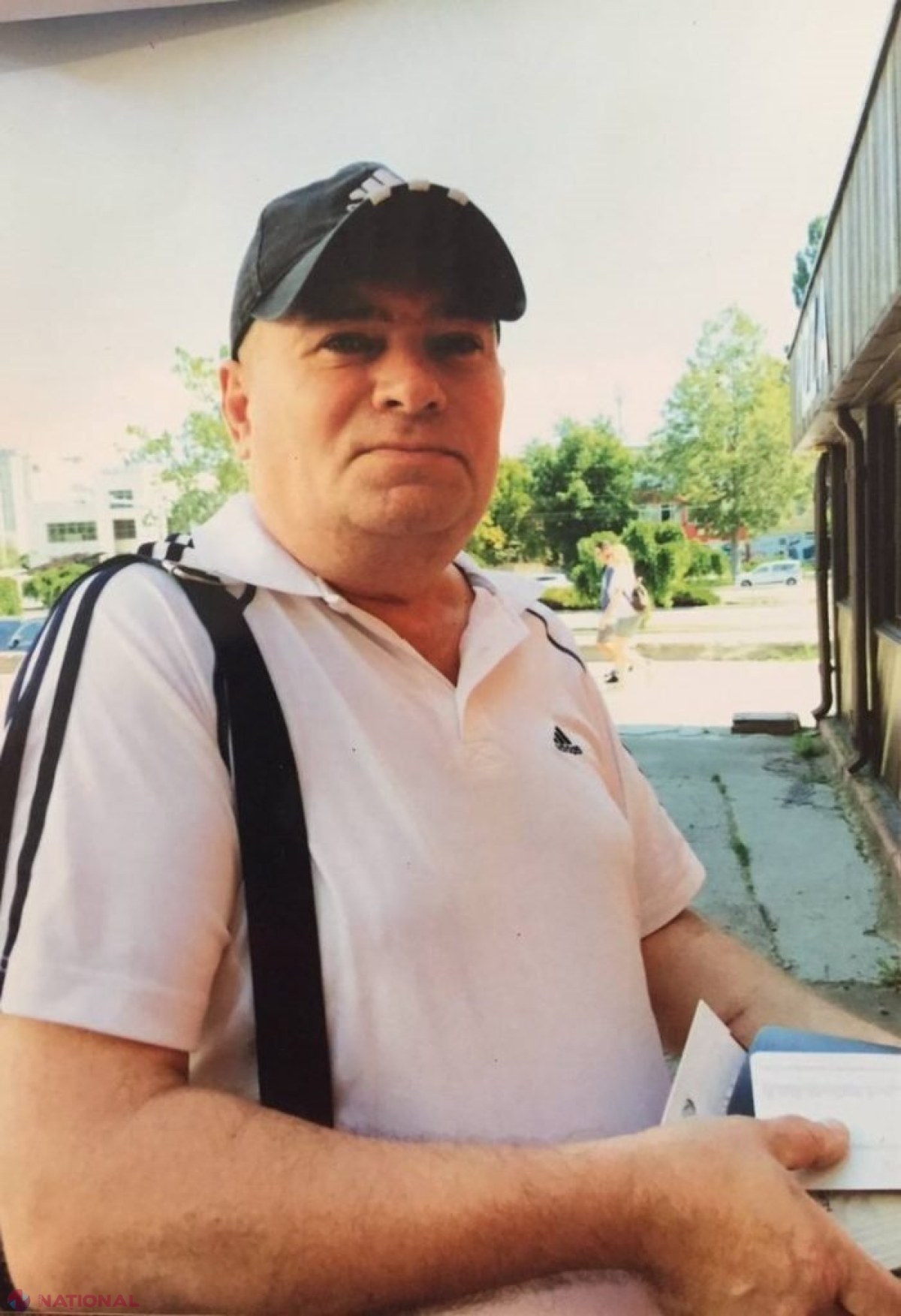 A luat 5 500 de lei de la un client ca să-i repare mobila și a DISPĂRUT: Bărbatul din imagine este căutat de Poliția din Chișinău 