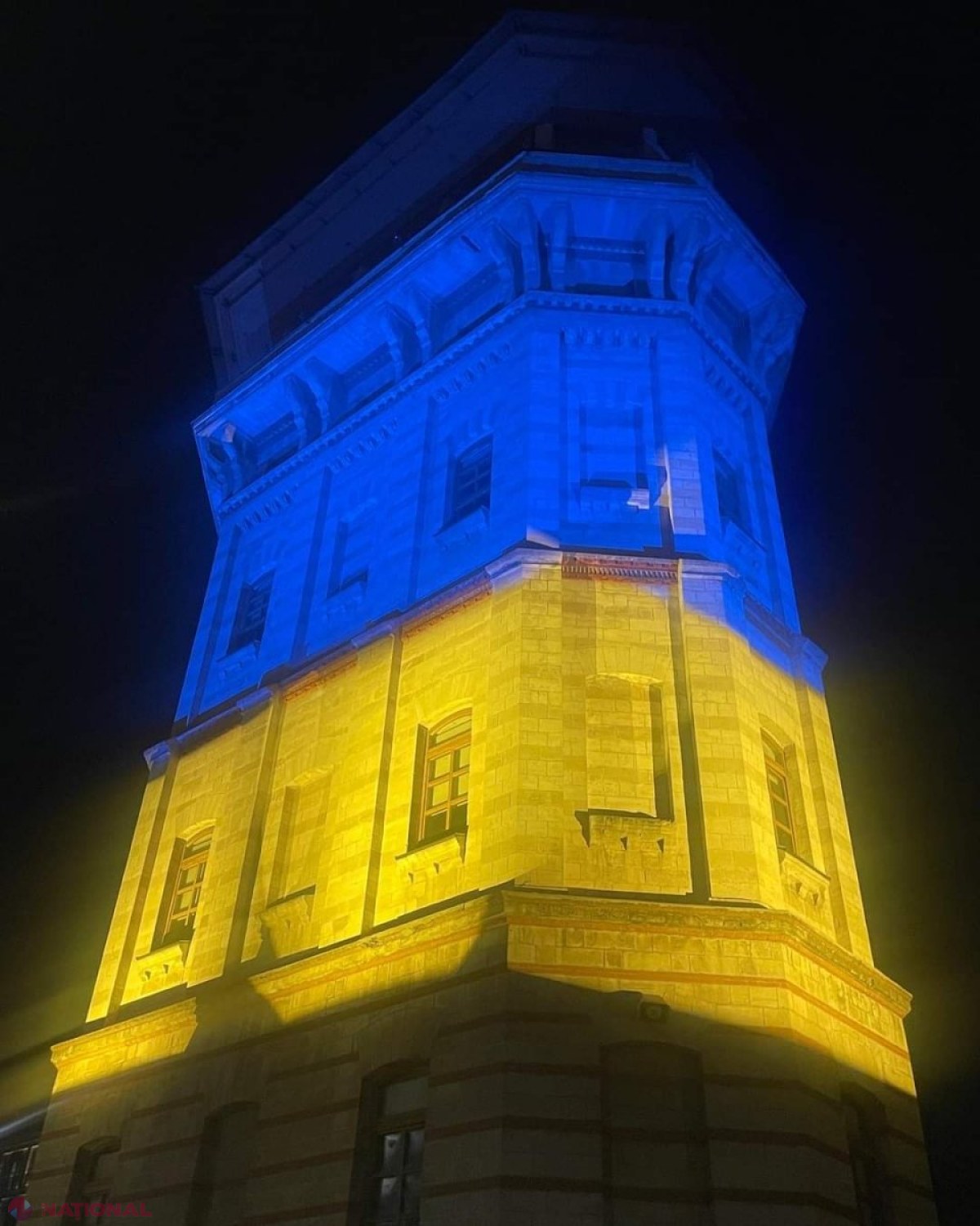 GALERIE FOTO // Arcul de Triumf din centrul Chișinăului, iluminat în culorile drapelului ucrainean. Marș al solidarității în capitala R. Moldova, la doi ani de la invazia militară a Rusiei în statul vecin