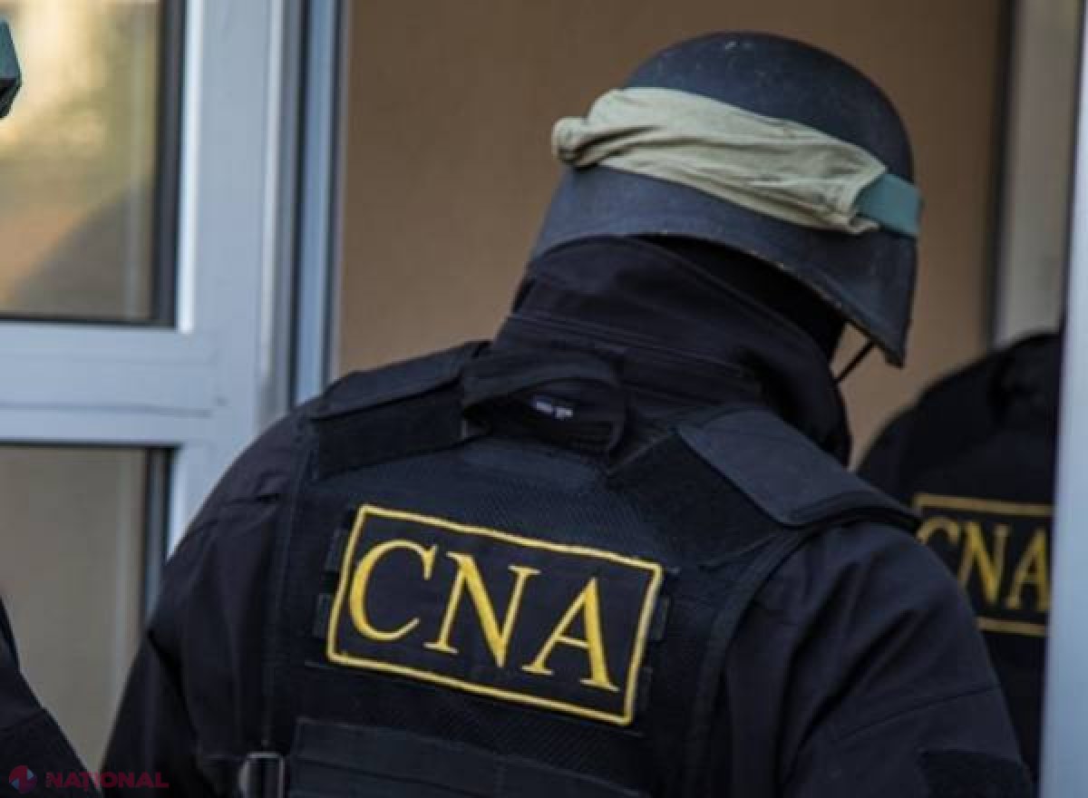 Directorul unei întreprinderi de stat şi alţi patru funcţionari au fost REȚINUȚI de CNA