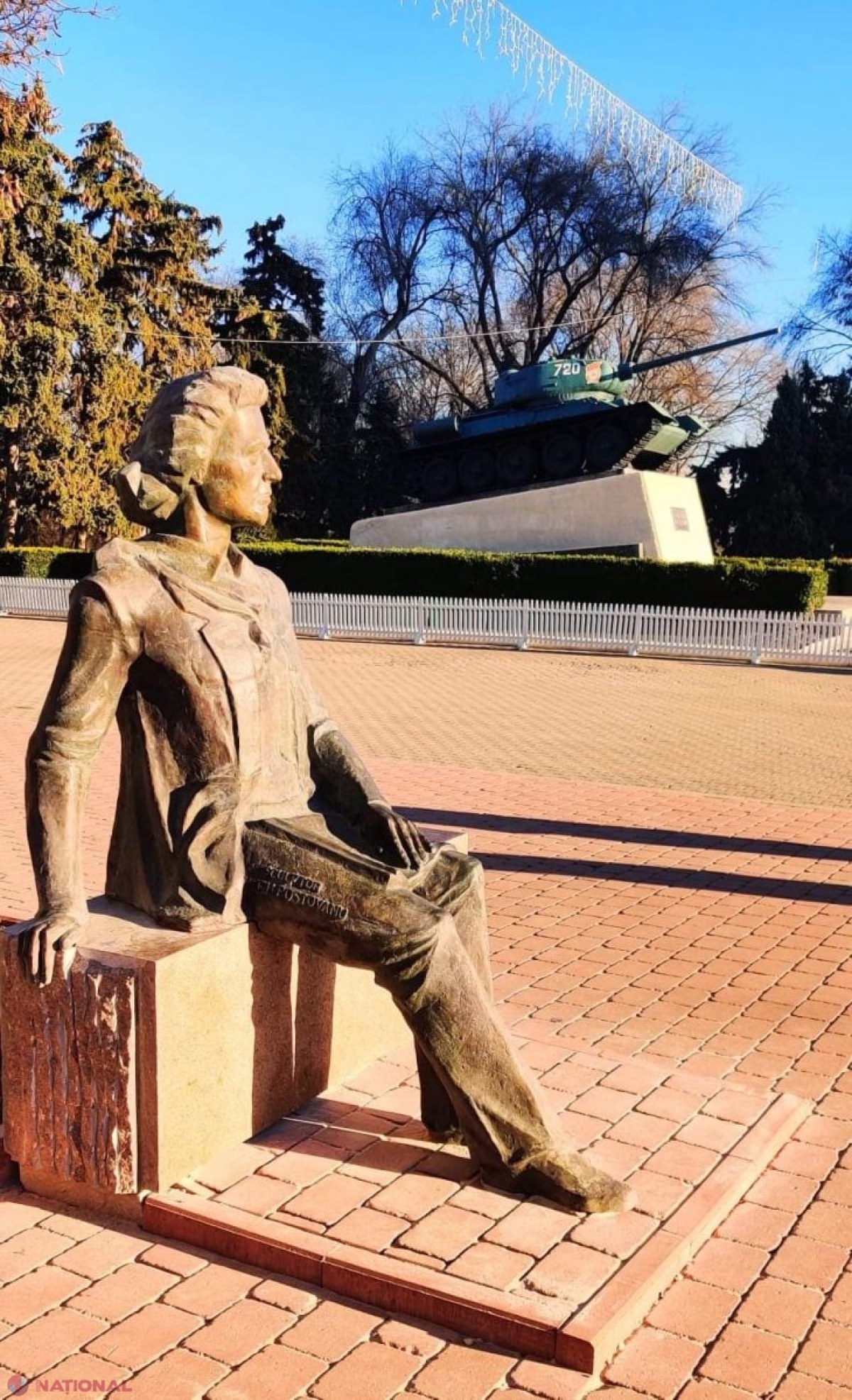 FOTO // Monumentul poetului național Mihai Eminescu, dezvelit în centrul municipiului Bălți