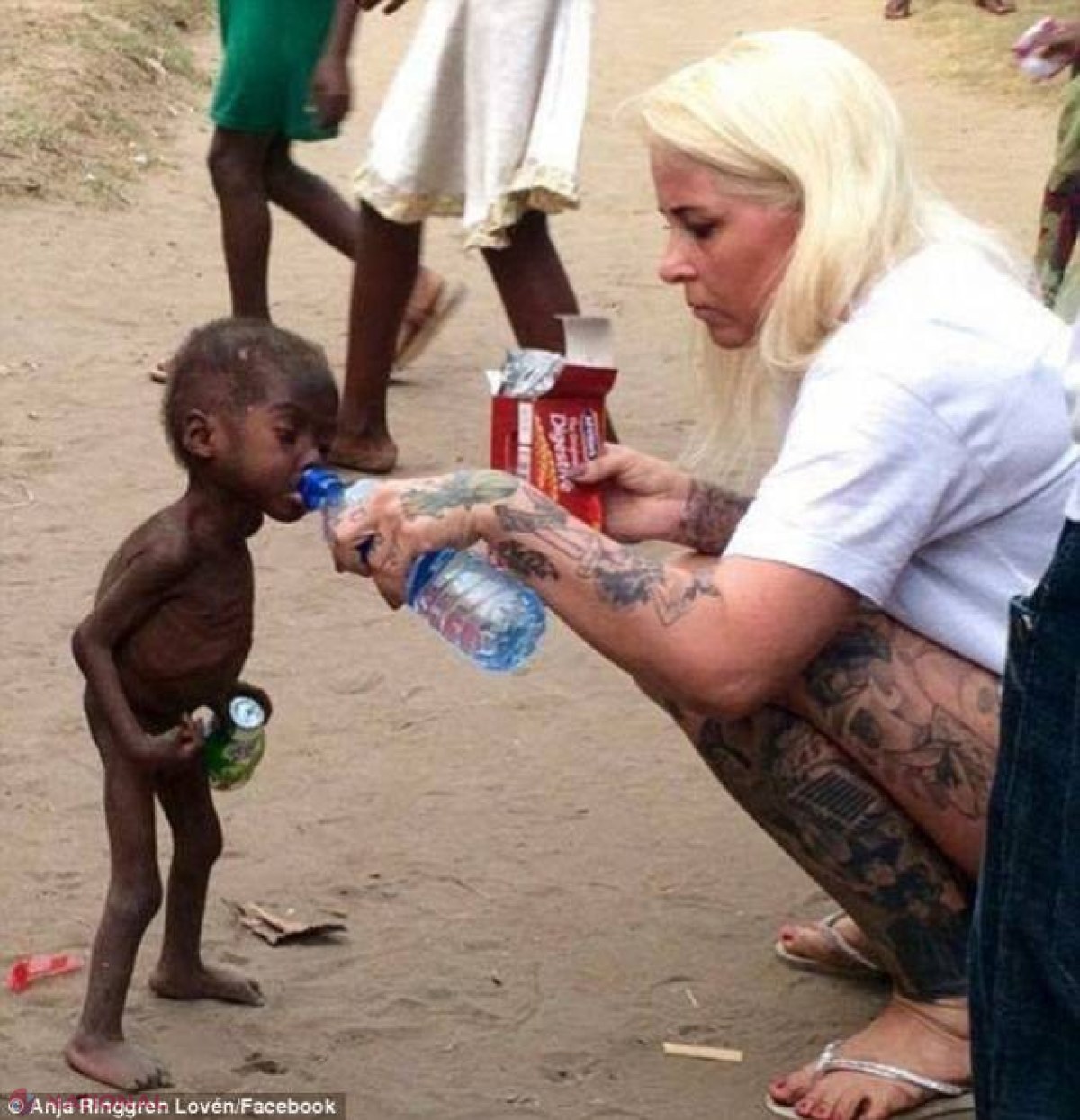 FOTO // Băieţelul ăsta a fost acuzat de „vrăjitorie” în tribul lui din Nigeria şi a fost lăsat să moară de foame! Era la un pas de moarte, dar a fost salvat! Cum arată acum