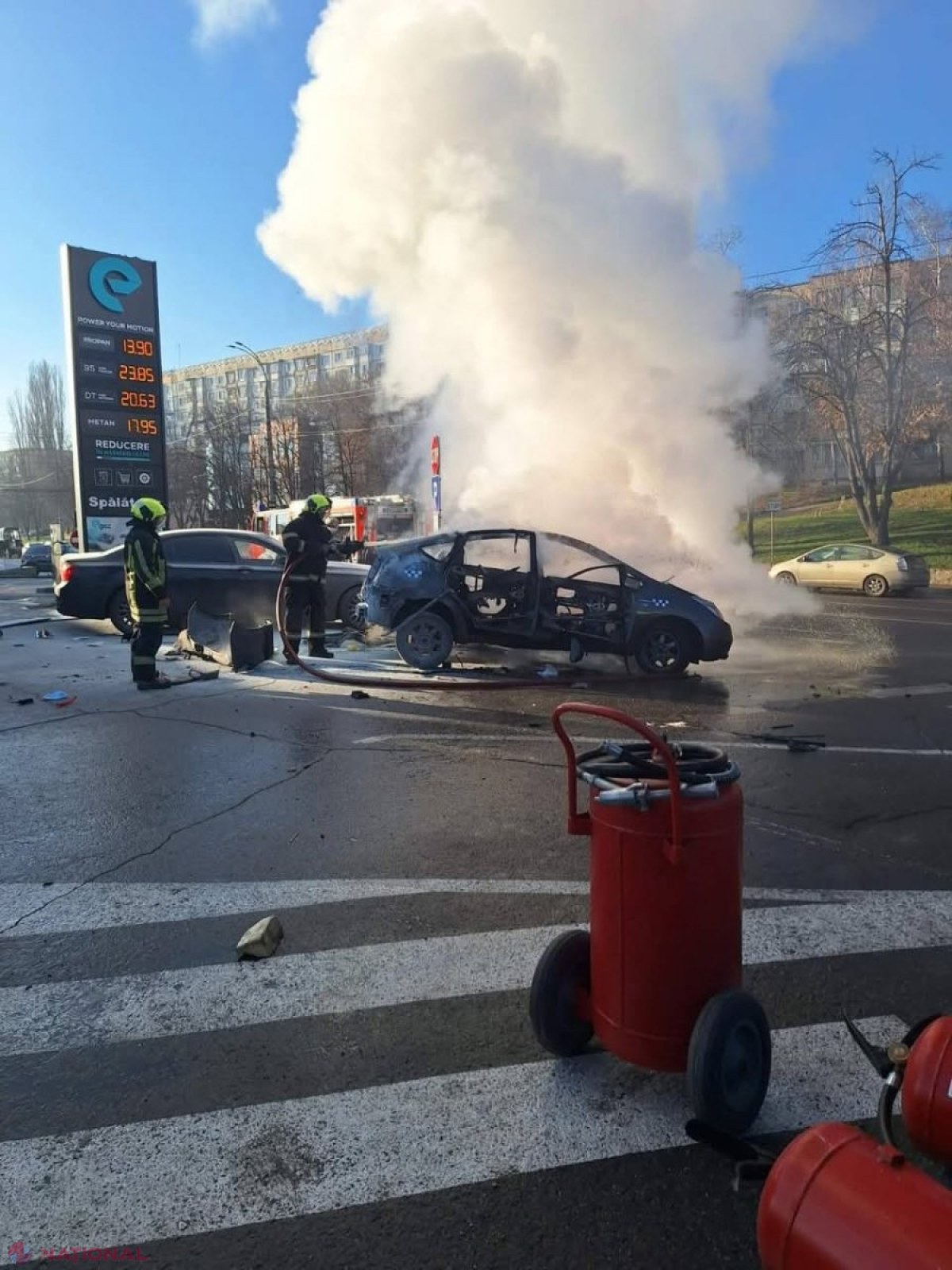 FOTO // Ce s-a ales din automobilul care a explodat într-o benzinărie de pe str. Albișoara din Chișinău: Se alimentase cu gaz și s-a aprins din mers. Șoferul a avut nevoie de îngrijiri medicale