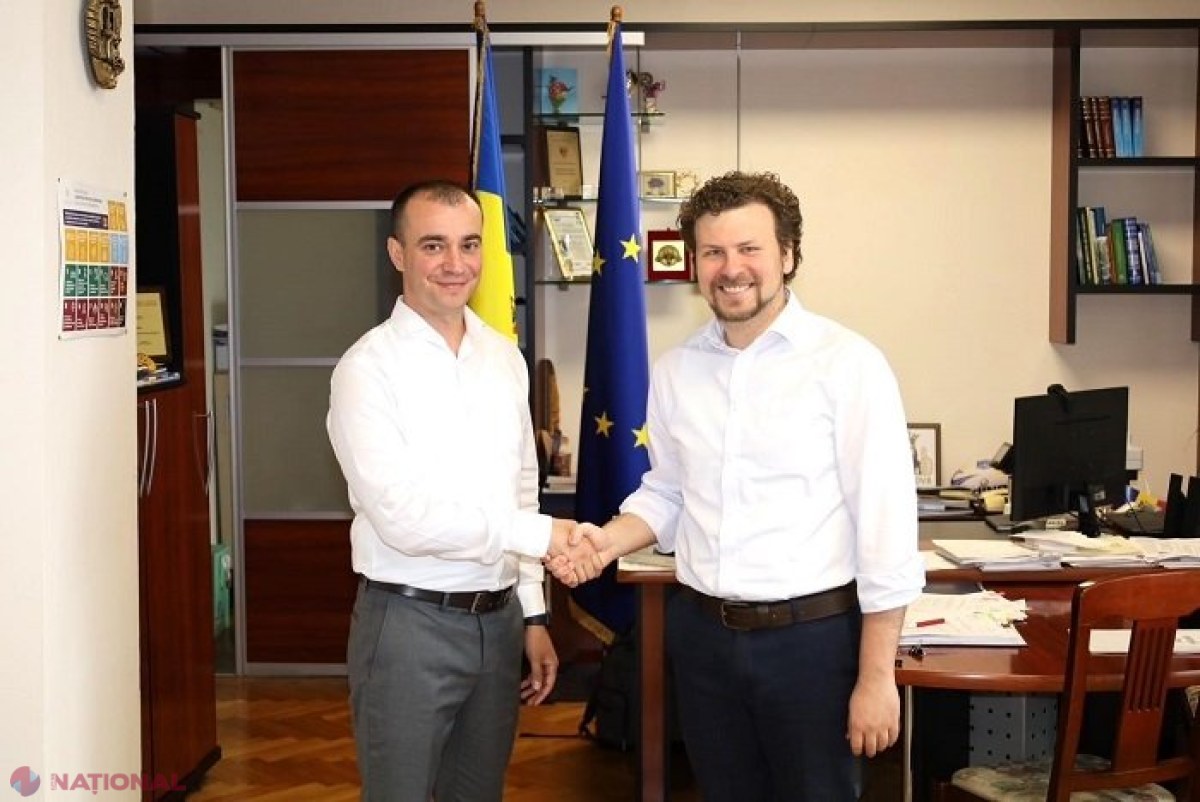 Un tânăr care absolvit liceul din Căușeni, reprezentantul unei companii ce vrea să cumpere un autobuz școlar pentru instituția de învățământ, ca să ușureze calea spre ​învățătură a elevilor din apropierea acestui oraș
