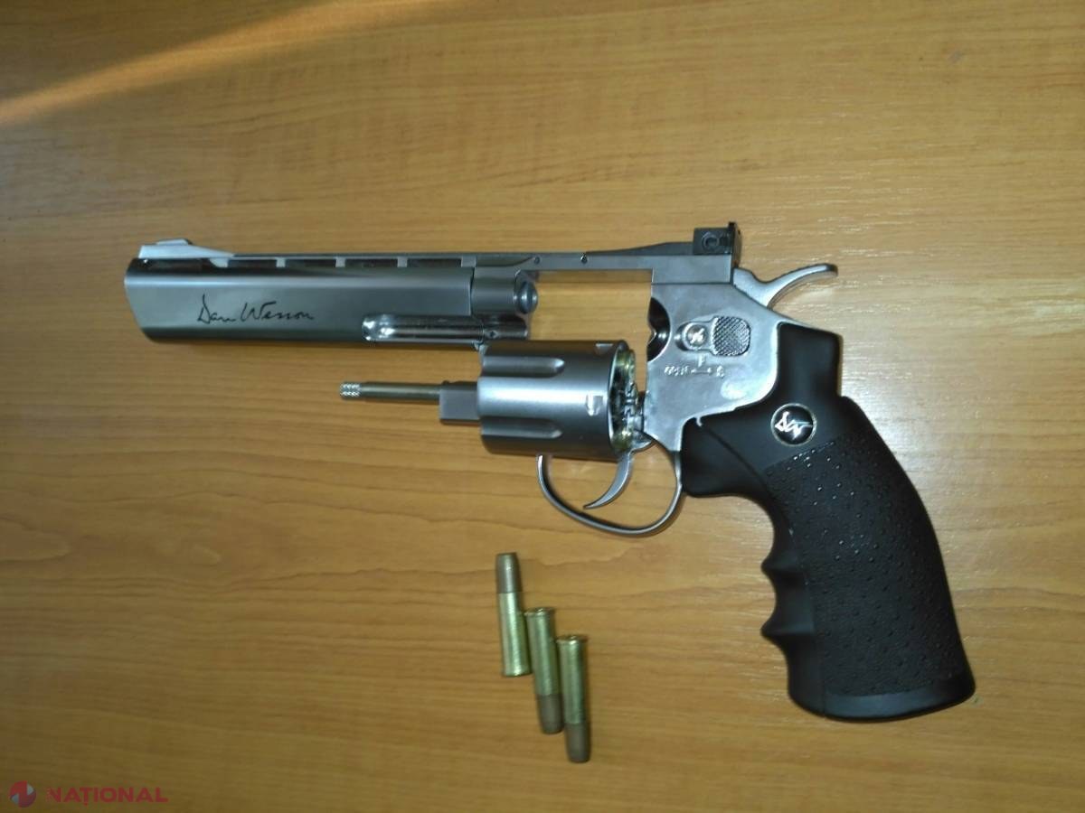 REVOLVER trimis prin poștă din R. Moldova în Canada