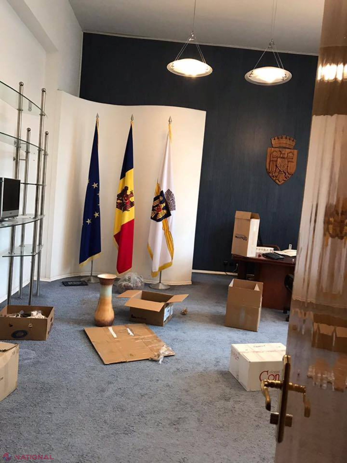Chirtoacă, DERANJAT că Silvia Radu i-a „ARUNCAT lucrurile” din biroul său: „Înțeleg că vreți să-i „cumpărați” pe locuitorii Chișinăului cu faptul că „va curge lapte și miere”