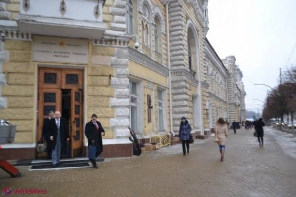 Angajații Primăriei Chișinău și ai subdiviziunilor acesteia se plâng că toată activitatea este PARALIZATĂ și au de suferit locuitorii capitalei