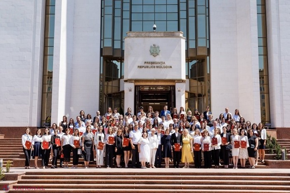 Absolvenții cu nota medie 10 la Bacalaureat, premiați la Președinție. Maia Sandu: „E foarte important să vă concentrați pe proiectul vostru individual, dar este la fel de important să ne concentrăm și pe proiectul nostru comun - Moldova Europeană” 