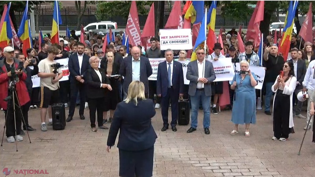 VIDEO // Fugarul Șor prinde la curaj și își scoate ortacii în fața Parlamentului. Zeci de persoane au fost aduse în centrul Chișinăului la PROTEST, după ce Parlamentul a interzis participarea la cinci ședințe în plen pentru șapte deputați