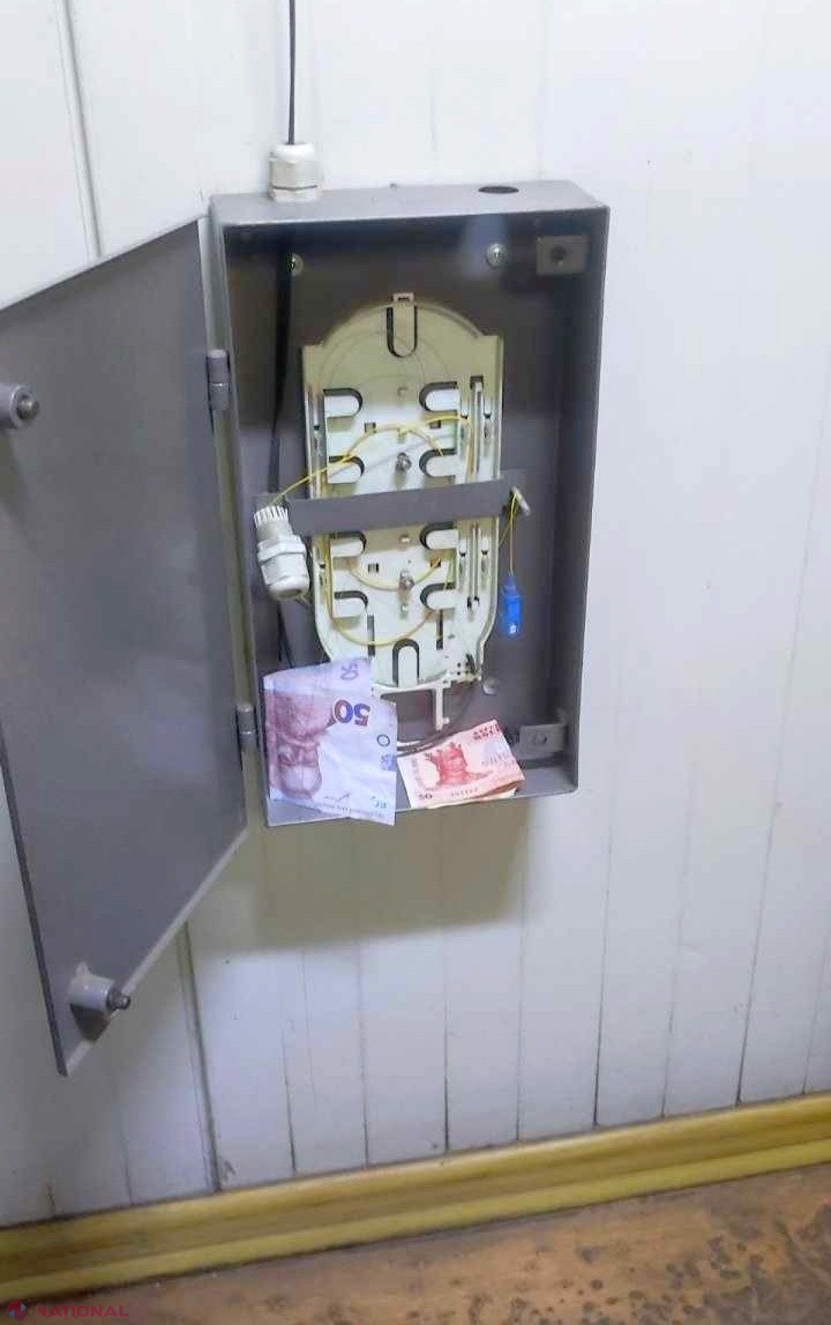 INTERCEPTĂRI // Șase angajați ai ANSA au fost reținuți la Otaci, după ce ar fi luat MITĂ pentru facilitarea tranzitului de mărfuri. Loturi de CARNE, produse de cofetărie și alte mărfuri intrau în R. Moldova fără a fi verificate