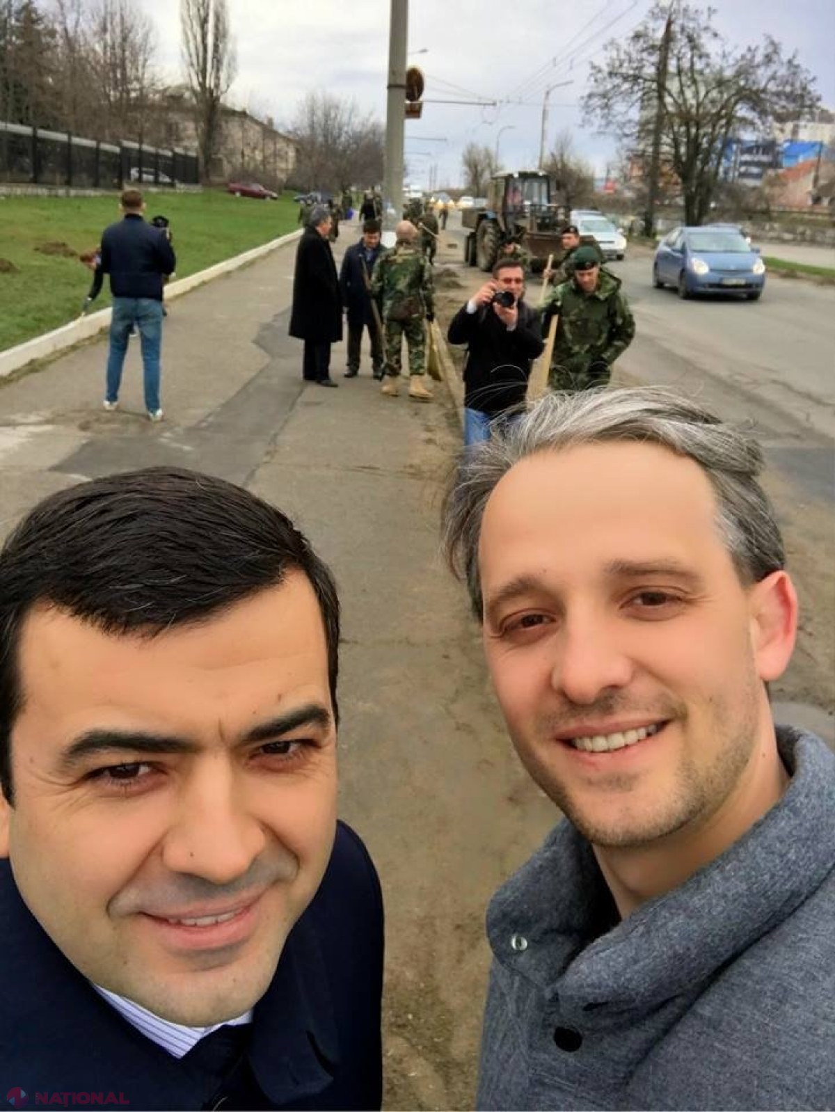 FOTO, VIDEO // Doi miniștri au pus mâna pe MĂTURI, iar primarul interimar Silvia Radu a PLANTAT flori în Scuarul Catedralei