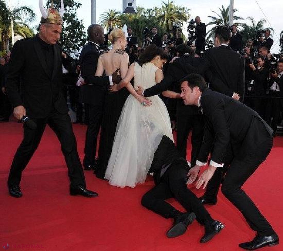 Scandal URIAŞ la Cannes // Un jurnalist s-a băgat sub fusta unei actrițe pe covorul roșu