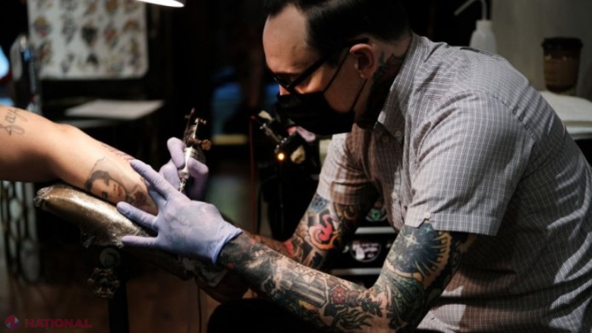 Cerneala colorată folosită la tatuaje, periculoasă: UE interzice 4 000 de substanțe