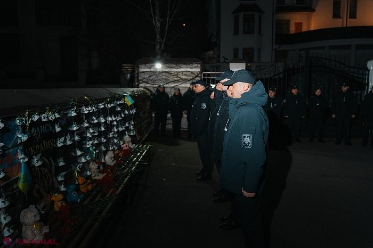 GEST // Angajații Poliției de Frontieră, în fața Ambasadei Ucrainei la Chișinău, la ora 4.45. Cu flori și lumânări exact în momentul în care acum un an Rusia ataca militar statul vecin: „Tragedia poporului ucrainean este și durerea noastră”  