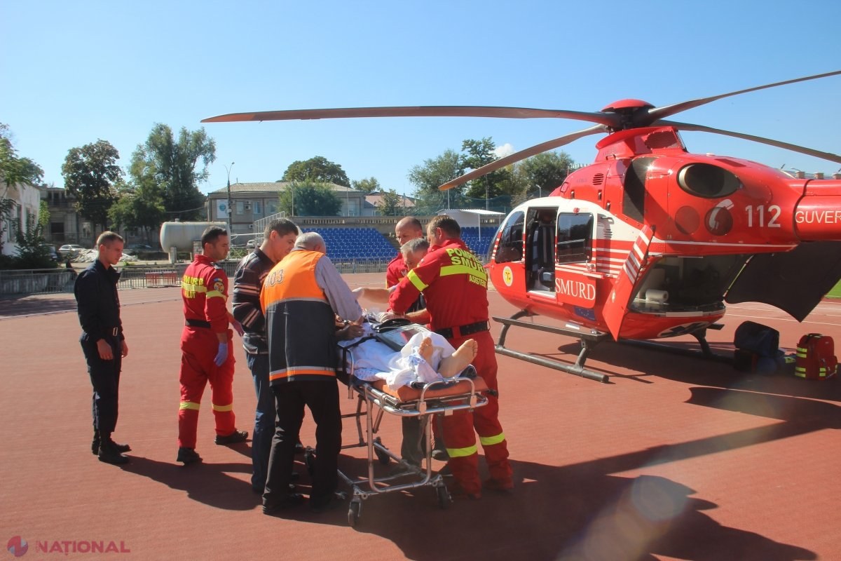 VIDEO // Tânărul rănit grav într-un accident rutier la Edineț, adus cu un elicopter al SMURD Iași la Chișinău 
