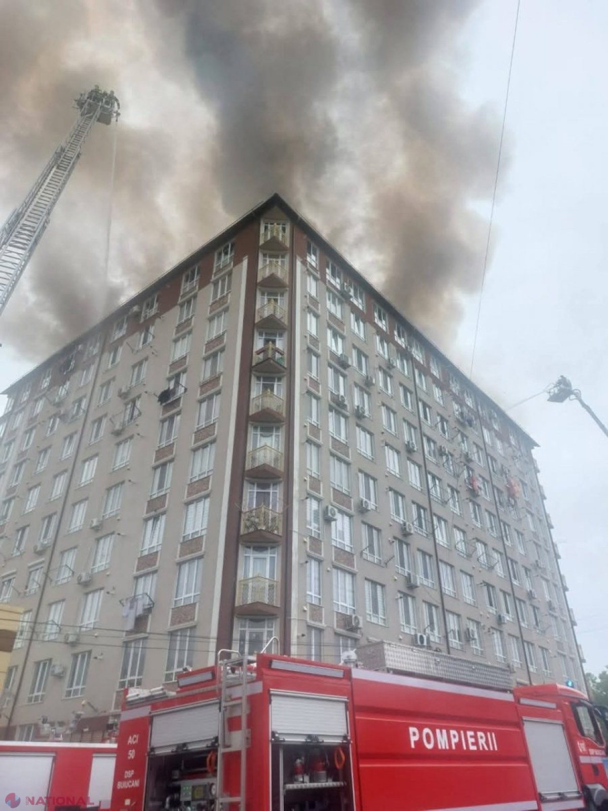 ARDE un bloc de locuit din Durlești: 70 de pompieri luptă cu flăcările. Mai multe sectoare din Chișinău și localități din raionul Ialoveni au rămas fără luminā