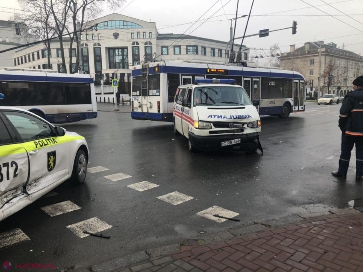 FOTO // Accident „ciudat”: O ambulanță s-a ciocnit cu o mașină a Polției pe bd. Ștefan cel Mare