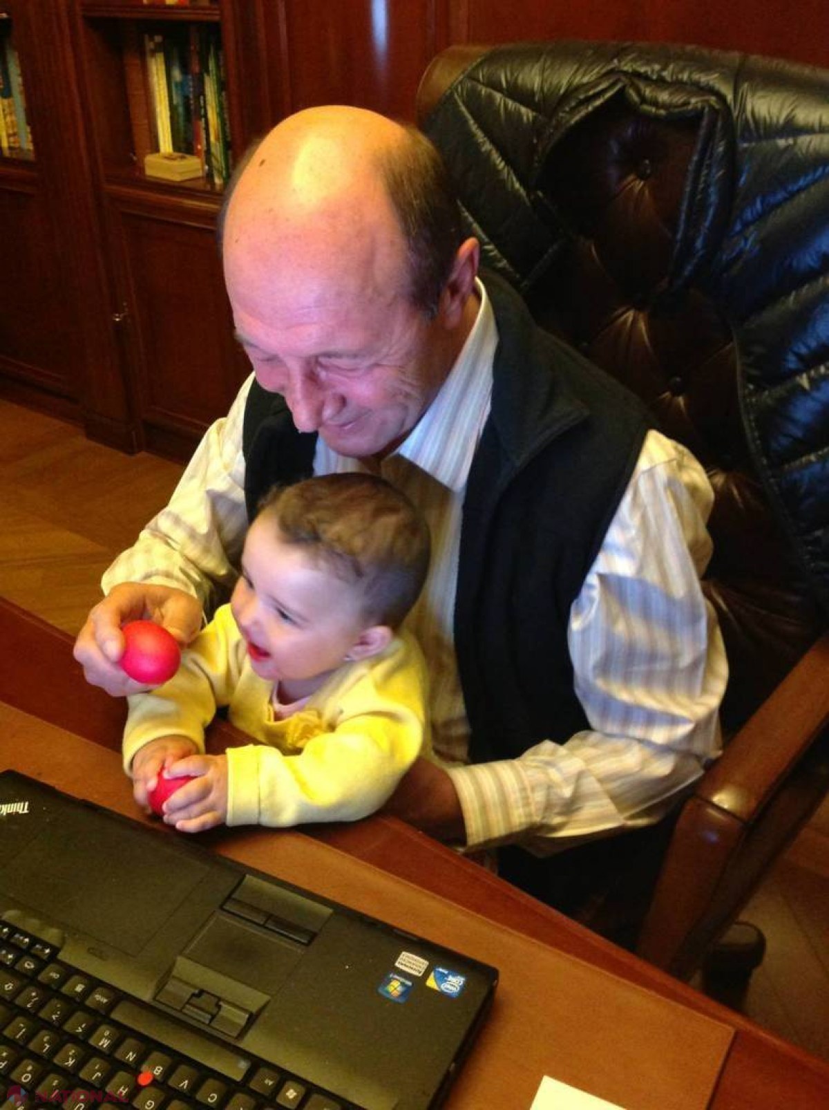 EMOŢIONANT! Preşedintele Băsescu, ALĂTURI DE NEPOŢICĂ, de Paşte. Cei doi S-AU DISTRAT PE CINSTE