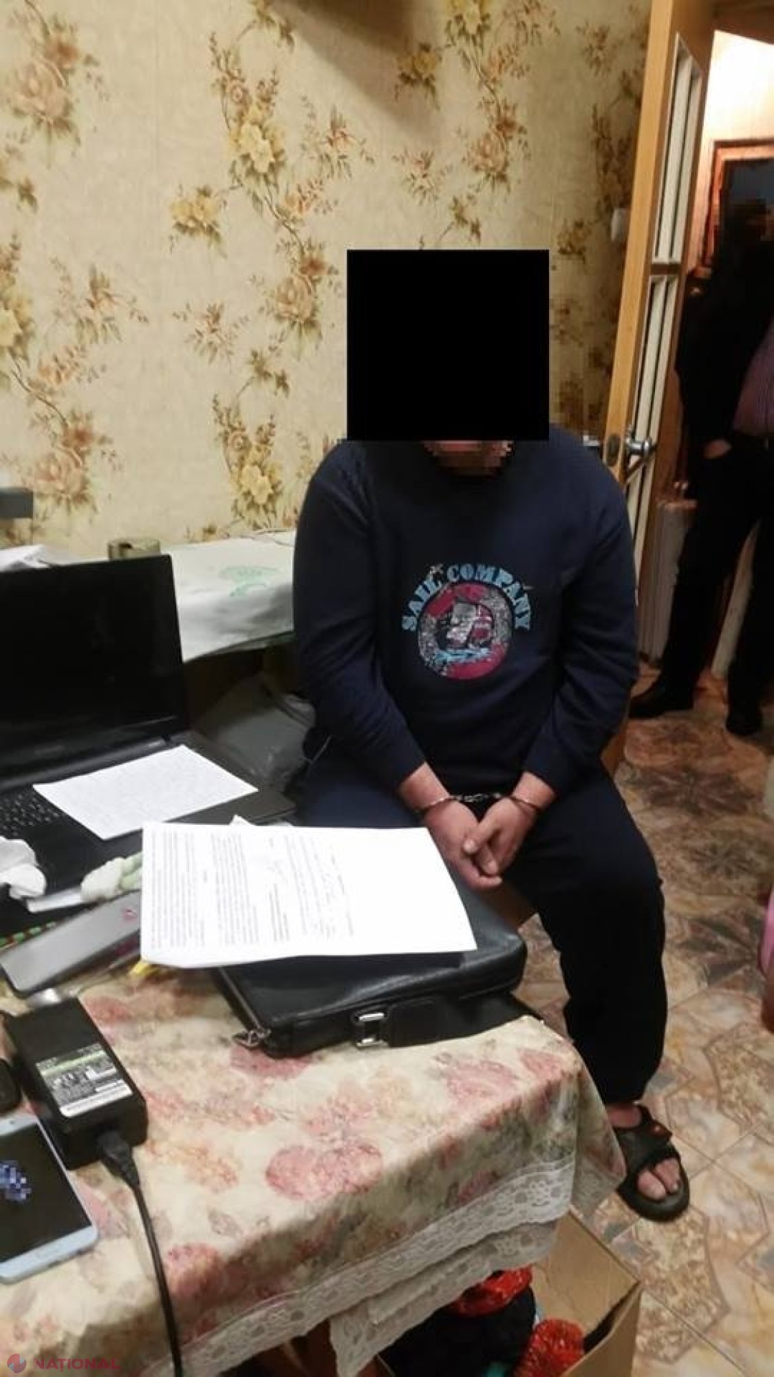 VIDEO // Procurorii au anihilat o rețea de ESCROCI IMOBILIARI. Aceștia sechestrau persoanele deposedate de case și le tratau ca pe niște SCLAVI