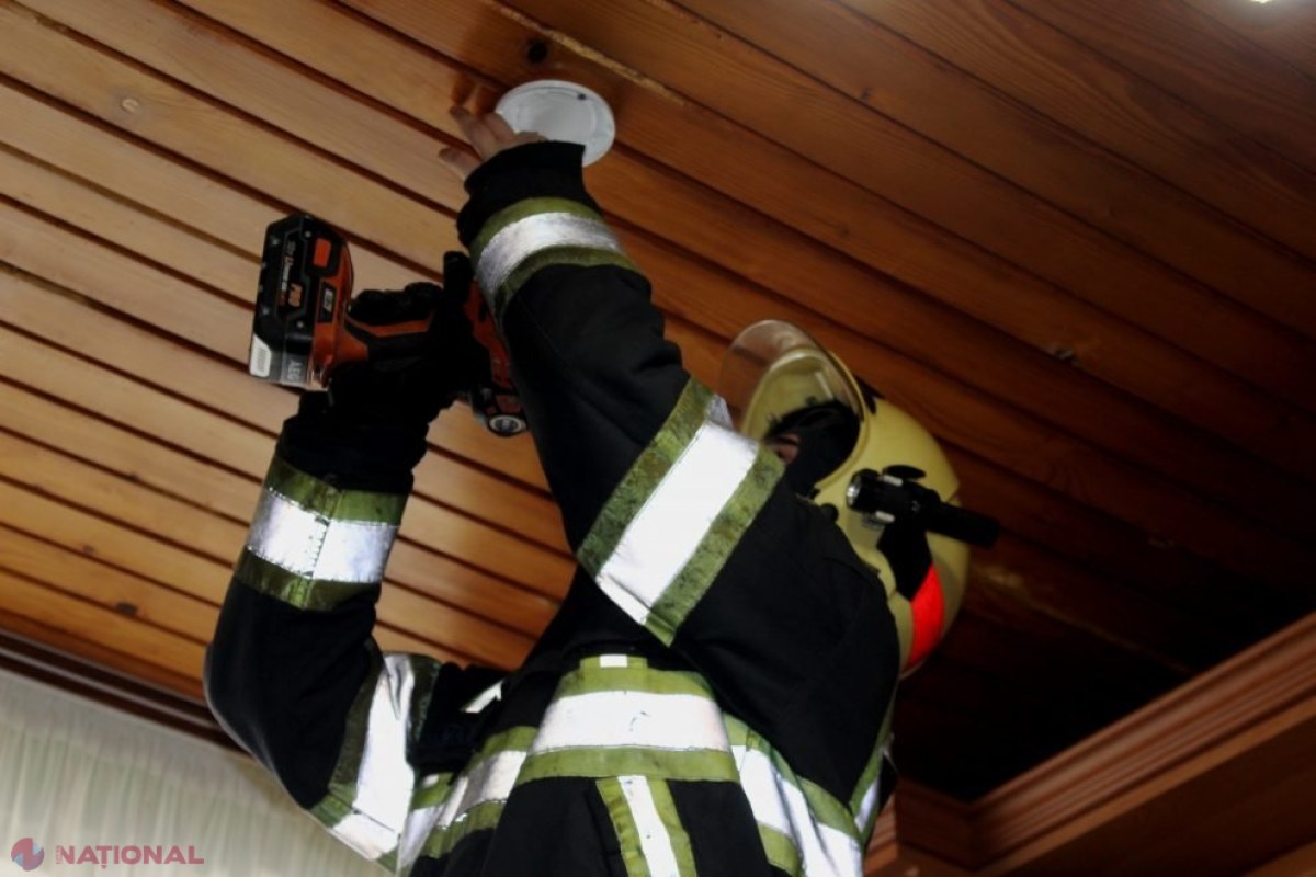 VIDEO // Pompierii continuă să instaleze GRATUIT detectoare de fum în casele cetățenilor R. Moldova
