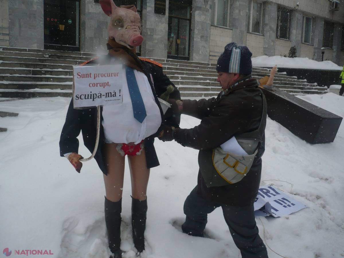 FOTO // Mătăsaru a ajuns la Procuratura Generală. VEZI ce DARURI le-a adus în acest an procurorilor