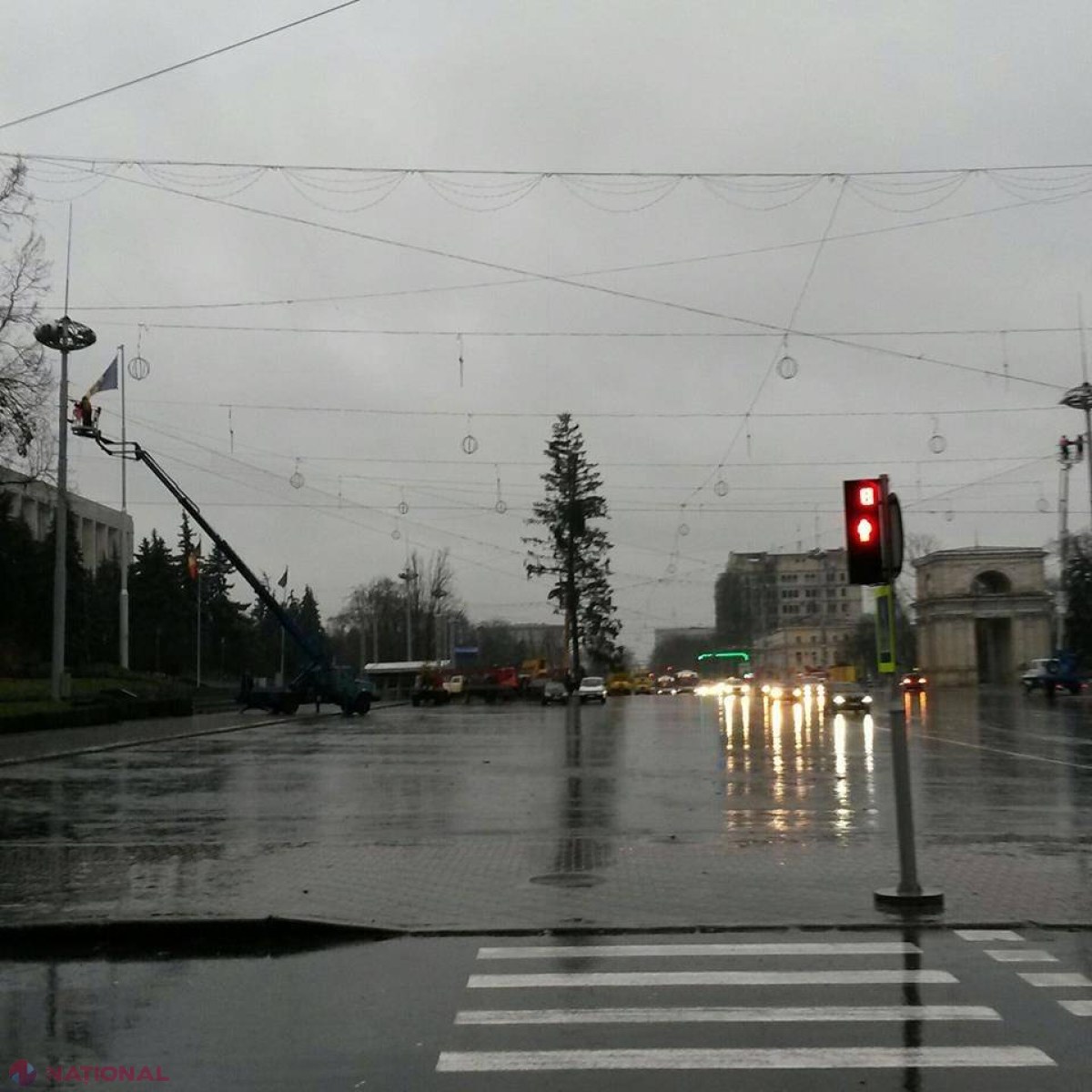FOTO // „O, brad... interimar”: Pomul de Crăciun ucrainean, DEMONTAT din PMAN, după ce a devenit ținta glumelor pe Facebook. Silvia Radu promite un nou brad „din banii proprii”