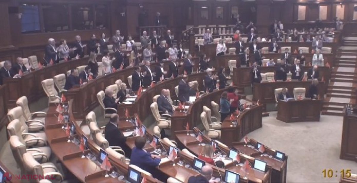 Ședința Parlamentului de la Chișinău a debutat cu felicitări la adresa românilor, de Ziua Națională a României: „Viitorul R. Moldova depinde și de calea pe care o alege România”. Deputatul cu cetățenie română care s-a arătat deranjat