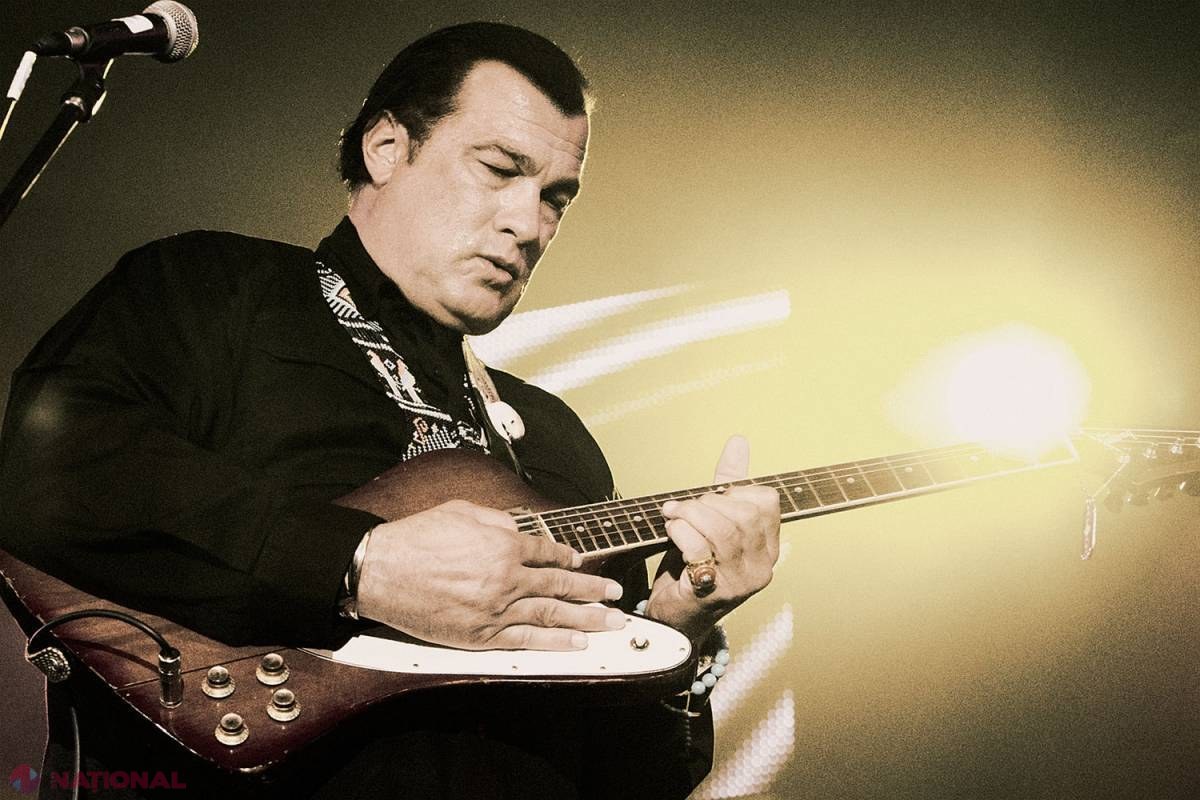 SCANDALOS // Steven Seagal a susţinut un concert pe o scenă decorată cu drapelul separatiştilor proruşi din Crimeea