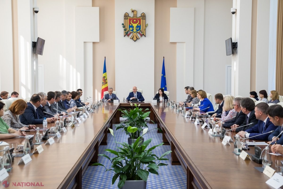 Încă o ședință de Guvern la Chișinău: Premierul Pavel Filip a CONVOCAT o ședință cu participarea miniștrilor, secretarilor de stat și șefilor de agenții. Ce mesaj le-a transmis