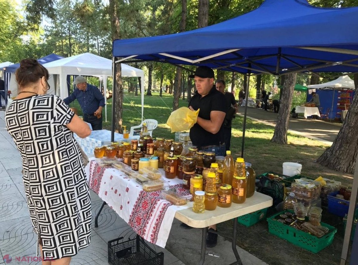 TÂRGUL Apicultorului, deschis în mijlocul Chișinăului până duminică: Miere direct de la producător
