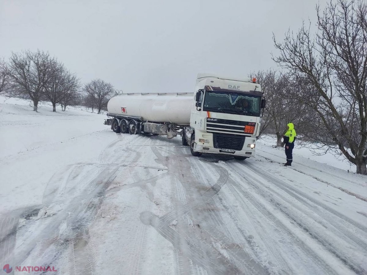 FOTO // Ninsori ABUNDENTE în nordul R. Moldova. Mai multe camioane rămân blocate, iar Poliția interzice deplasarea unităților de transport care circulă cu anvelope de vară. Circulație complicată și la frontiera moldo-română