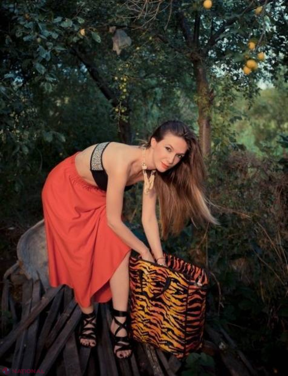 FOTO // Adela Popescu cu haine și sandale VECHI