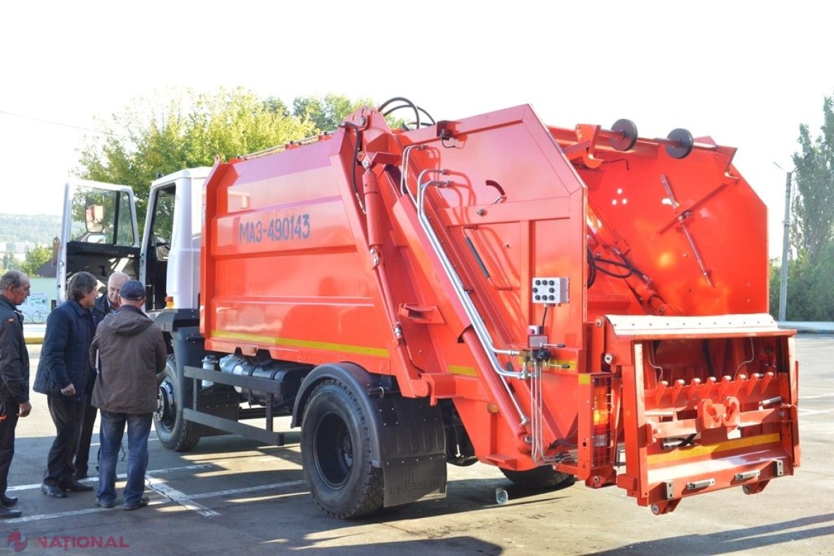 FOTO // Primăria Chișinău a cumpărat 12 autospeciale NOI pentru colectarea gunoiului cu 9,4 milioane de lei: Prima a ajuns în capitală