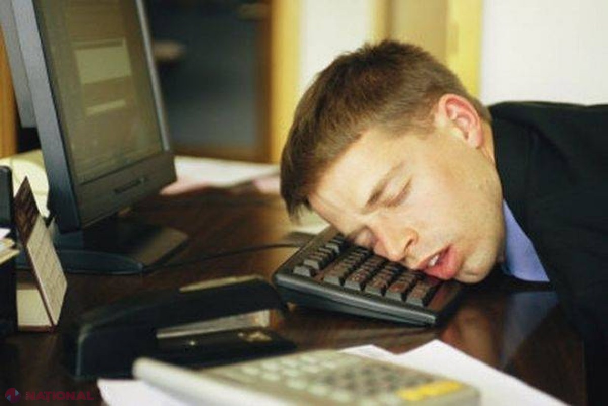 Un angajat al unei bănci a adormit cu capul pe tastatură. Când s-a trezit a avut ŞOCUL VIEŢII 