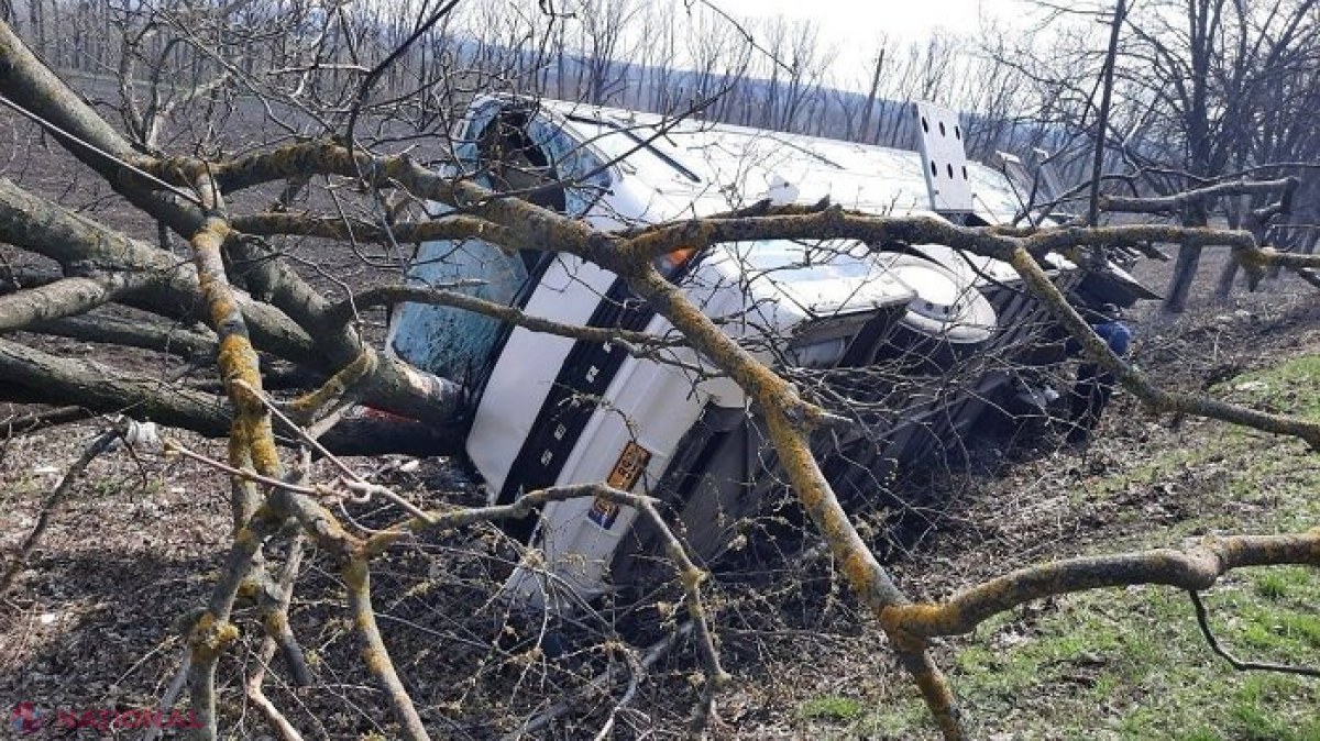 FOTO // Accident cumplit la nordul R. Moldova: Un autobuz de pe ruta Chișinău-Kiev s-a lovit într-un copac de pe marginea drumului și s-a inversat în șanț: Nouă pasageri au fost transportați la spital