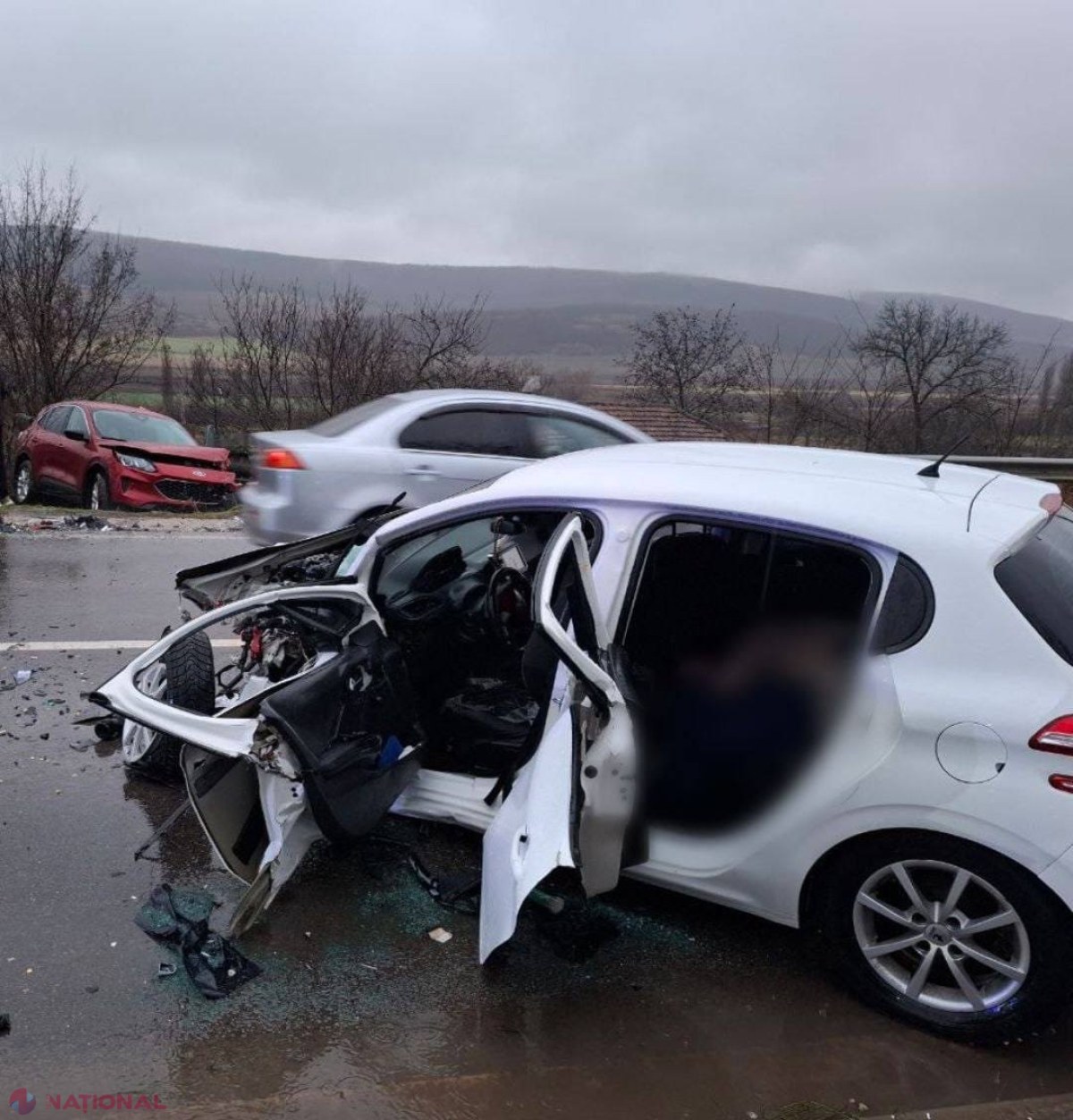 FOTO // Tragedie pe traseul Chișinău-Ungheni: O femeie a decedat, iar trei persoane au fost transportate la spital, după ce două mașini s-au tamponat frontal