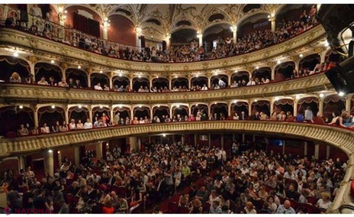 Ghid de bună purtare la teatru. 10 lucruri pe care NU trebuie să le faci