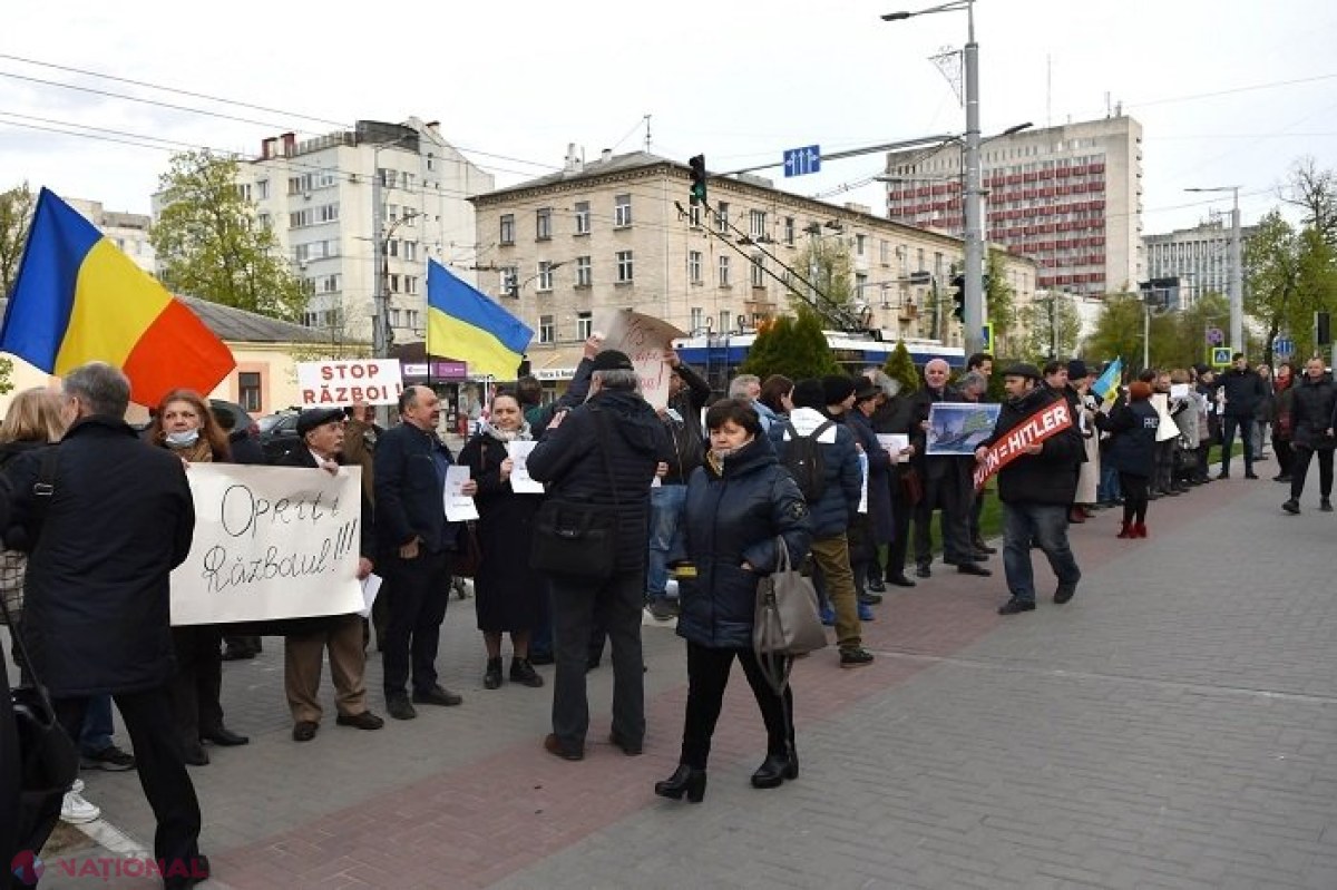 GALERIE FOTO // Scriitorii din R. Moldova, protest în fața Ambasadei Federației Ruse: „Putin=Hitler”, „Opriți războiul!”, „Putin ucide copii”, „Putin, denazifică-te singur”