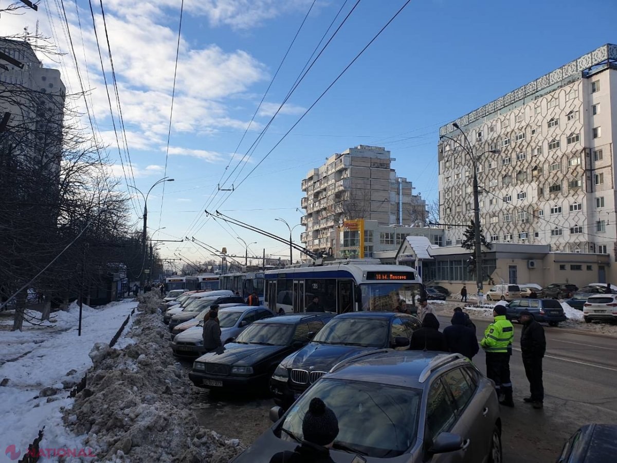 Cauza pentru care troleibuzele din Chișinău ÎNTÂRZIE cu până la o oră să vină în stații