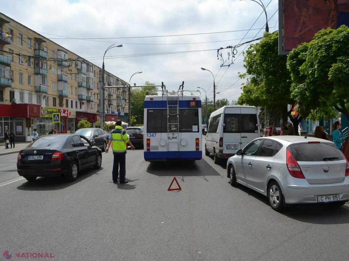 Chișinău: O femeie a CĂZUT în troleibuz și și-a fracturat mai multe coaste