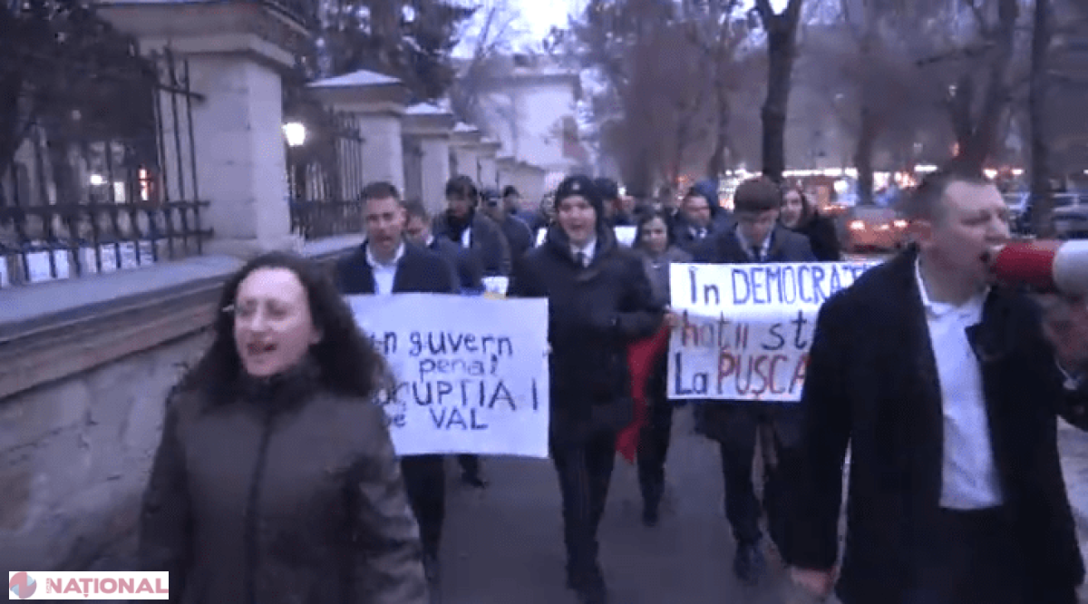 VIDEO // La Chișinău are loc un MARȘ în susținerea protestatarilor din România. Zeci de oameni scandează: „Jos MAFIA”