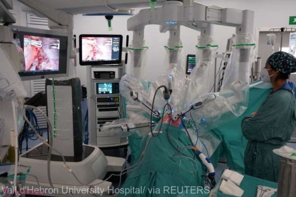 Un spital din Spania a realizat un transplant pulmonar cu ajutorul unui robot cu patru braţe 