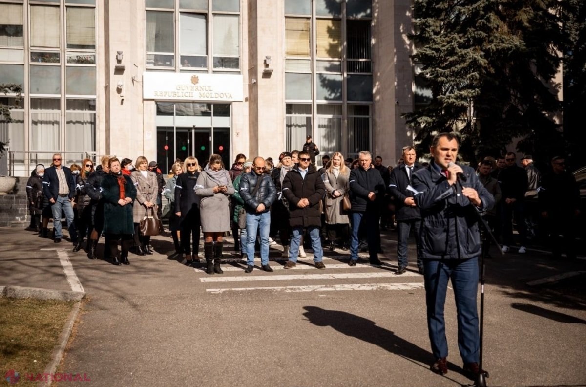 VIDEO, FOTO // Reprezentanții instituțiilor de învățământ din raionul Orhei intră, de astăzi, în GREVĂ japoneză. Aceștia cer Guvernului să aloce mai mulți bani pentru ca școlile, grădinițele să-și poată plăti FACTURILE 