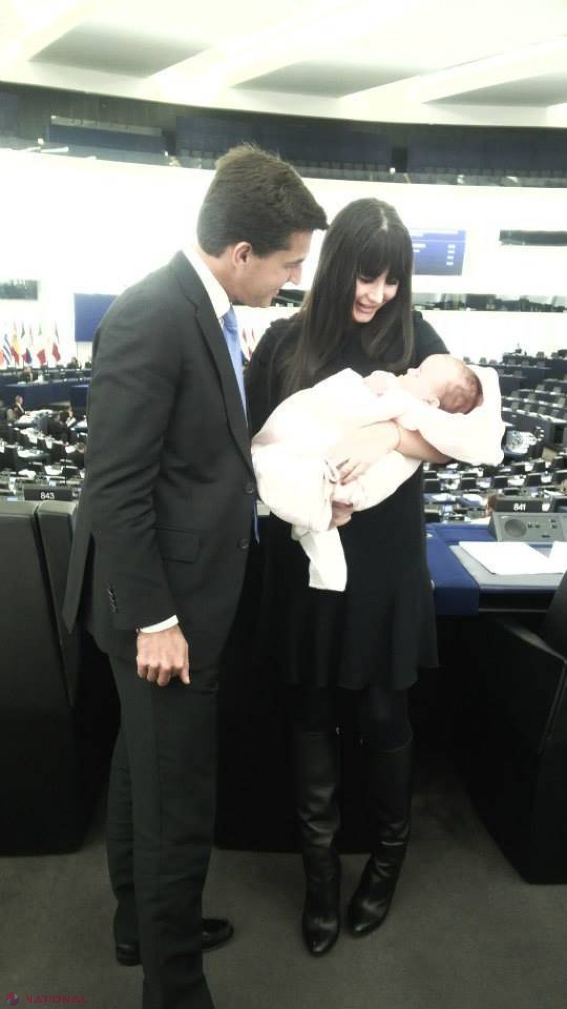 Foto // Elena Băsescu, cu bebelușul în Parlamentul European