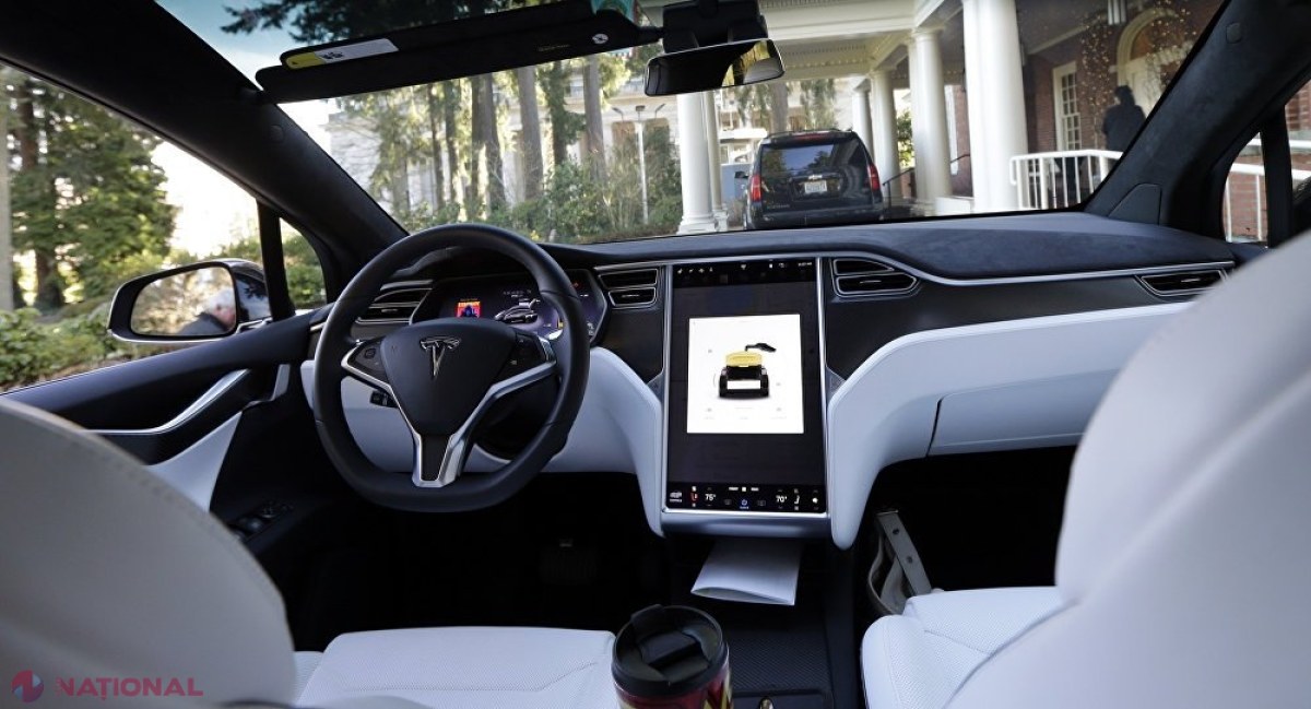 FOTO // Un șofer de TESLA a activat pilotul automat și a trecut pe scaunul pasagerului. Cum a reacționat mașina? 