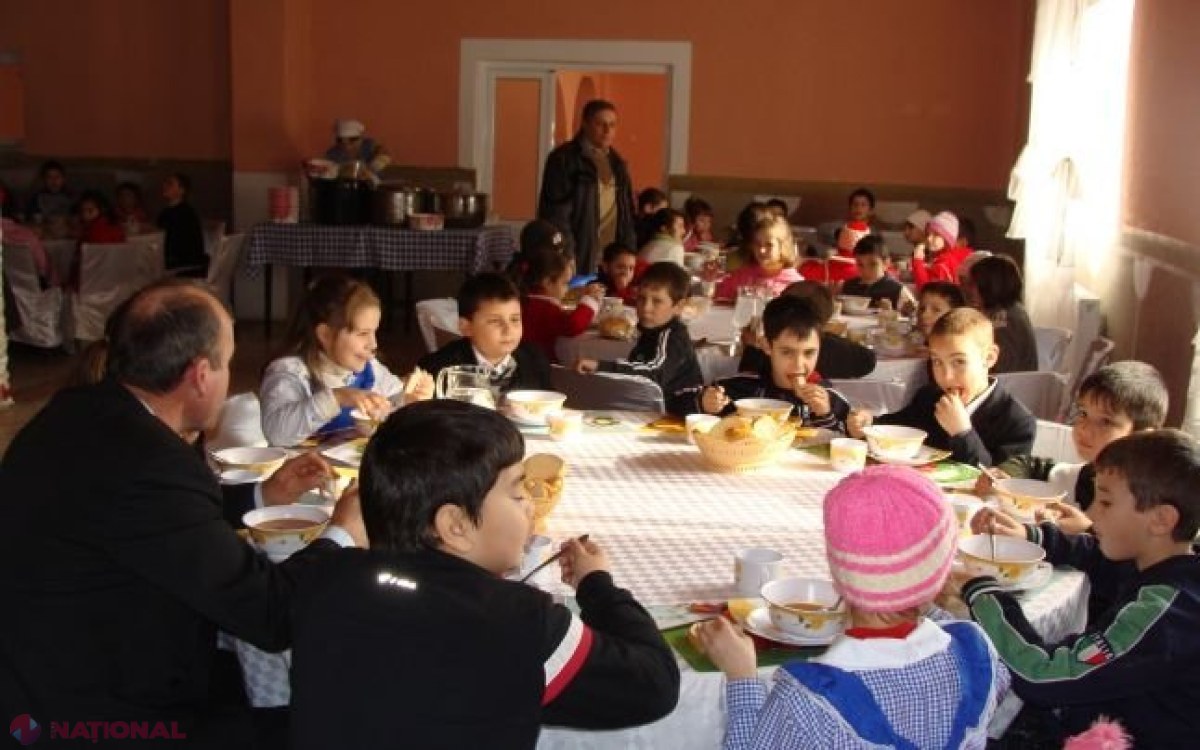 Mai mulți elevi ai unui gimnaziu dintr-o suburbie a Chișinăului, internați în spital, după ce s-ar fi INTOXICAT cu produse servite la școală