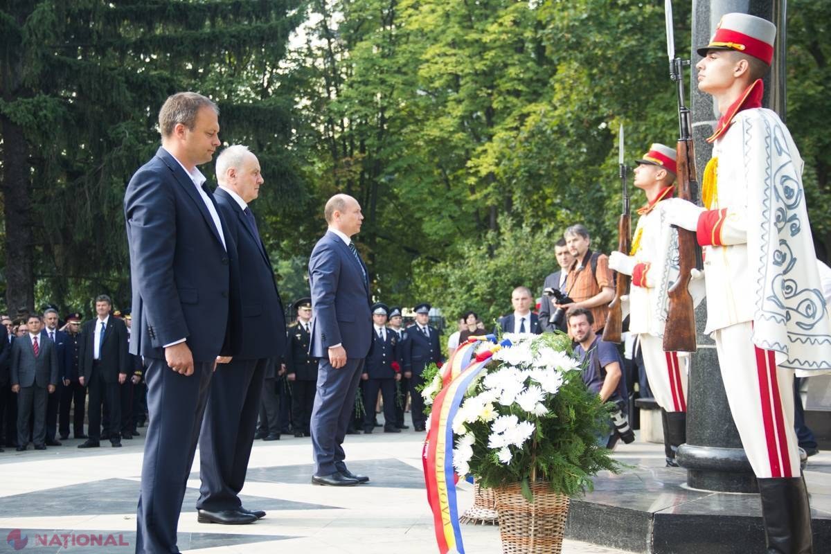 REPORTAJ FOTO // Oaspete de onoare de Ziua Independenței. A depus flori alături de Timofti, Streleț și Candu 
