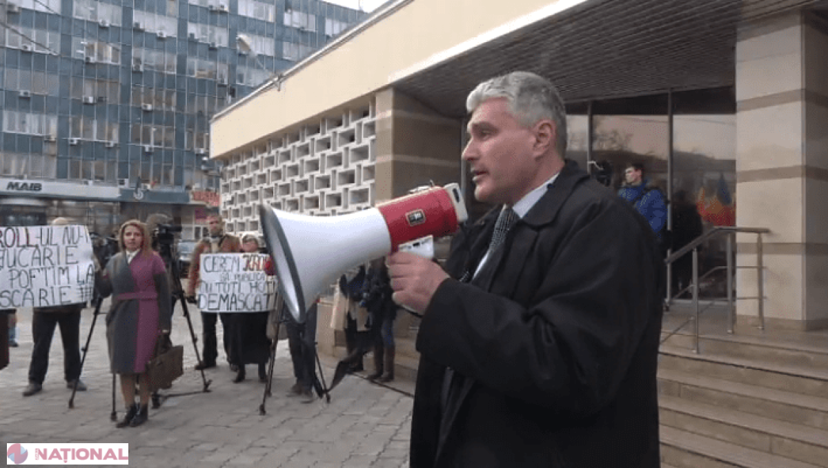 VIDEO // Câteva zeci de persoane cer, în fața BNM, publicarea raportului „Kroll-2”: „Miliardul înapoi”