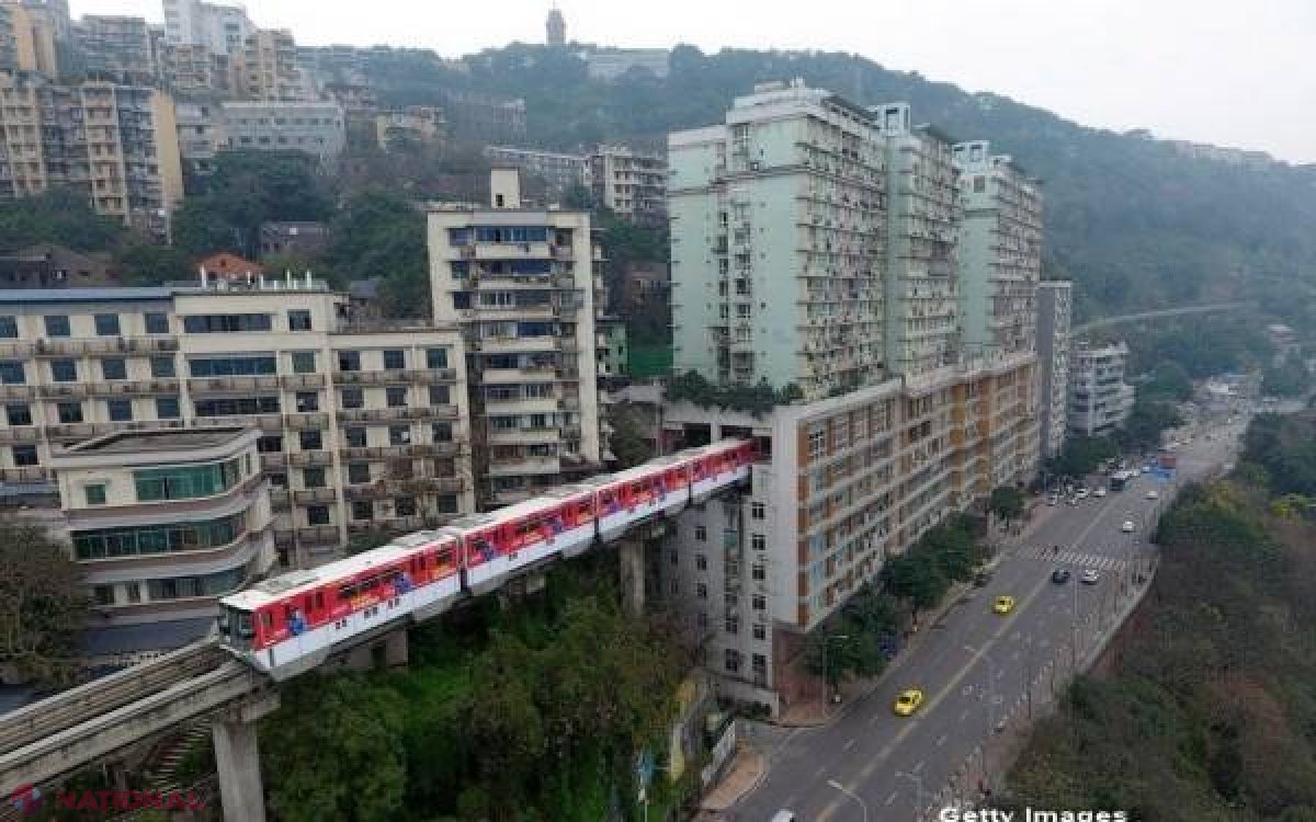 VIDEO // Un bloc turn din China este traversat chiar în mijloc de linia ferată. Ce spun oamenii care stau în clădire 
