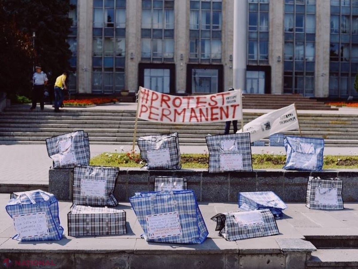 VIDEO // „Colete pentru corupți”, în fața Guvernului: „Nu furați atâta, că nu reușim să muncim”