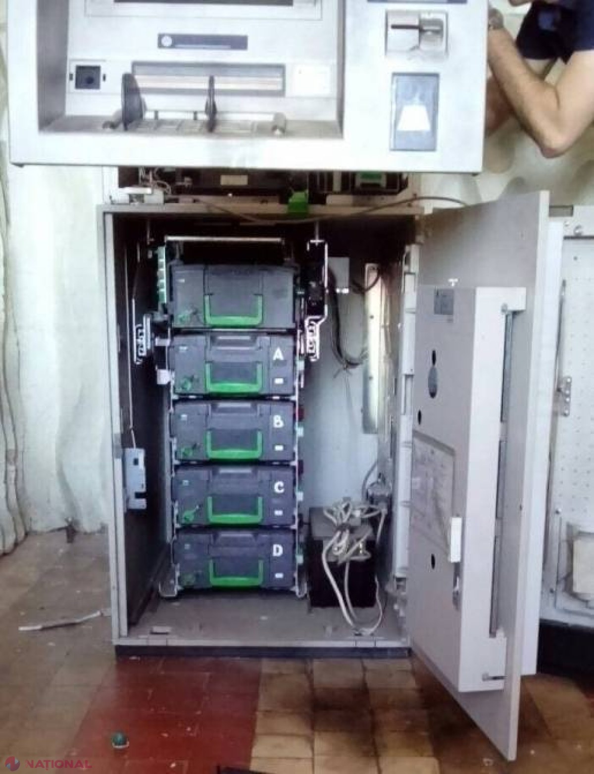 Spargere ca în filme. Au legat paznicul, după care au încercat să distrugă un BANCOMAT